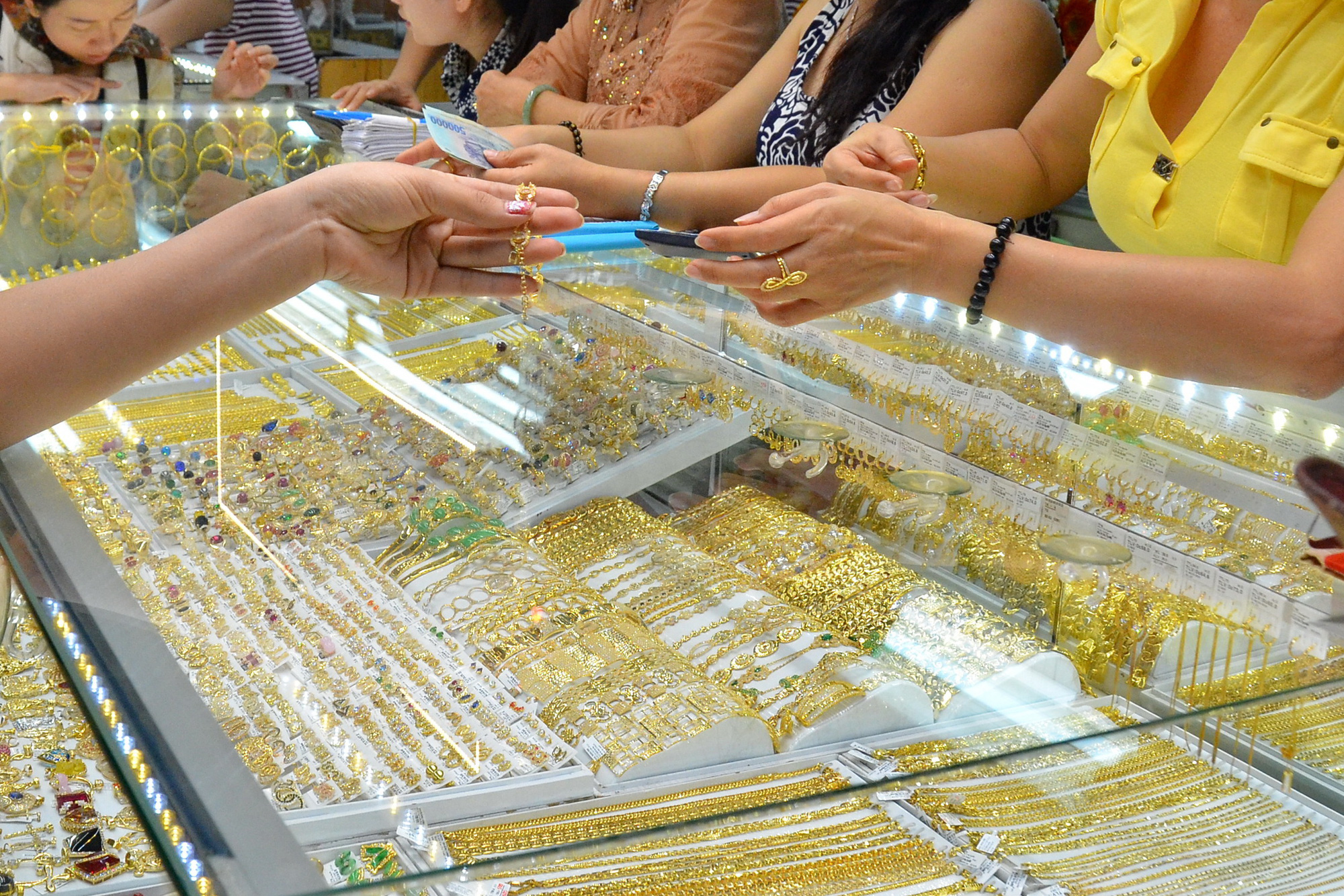 Giá vàng hôm nay 296 Quay đầu giảm trước áp lực từ đồng USD