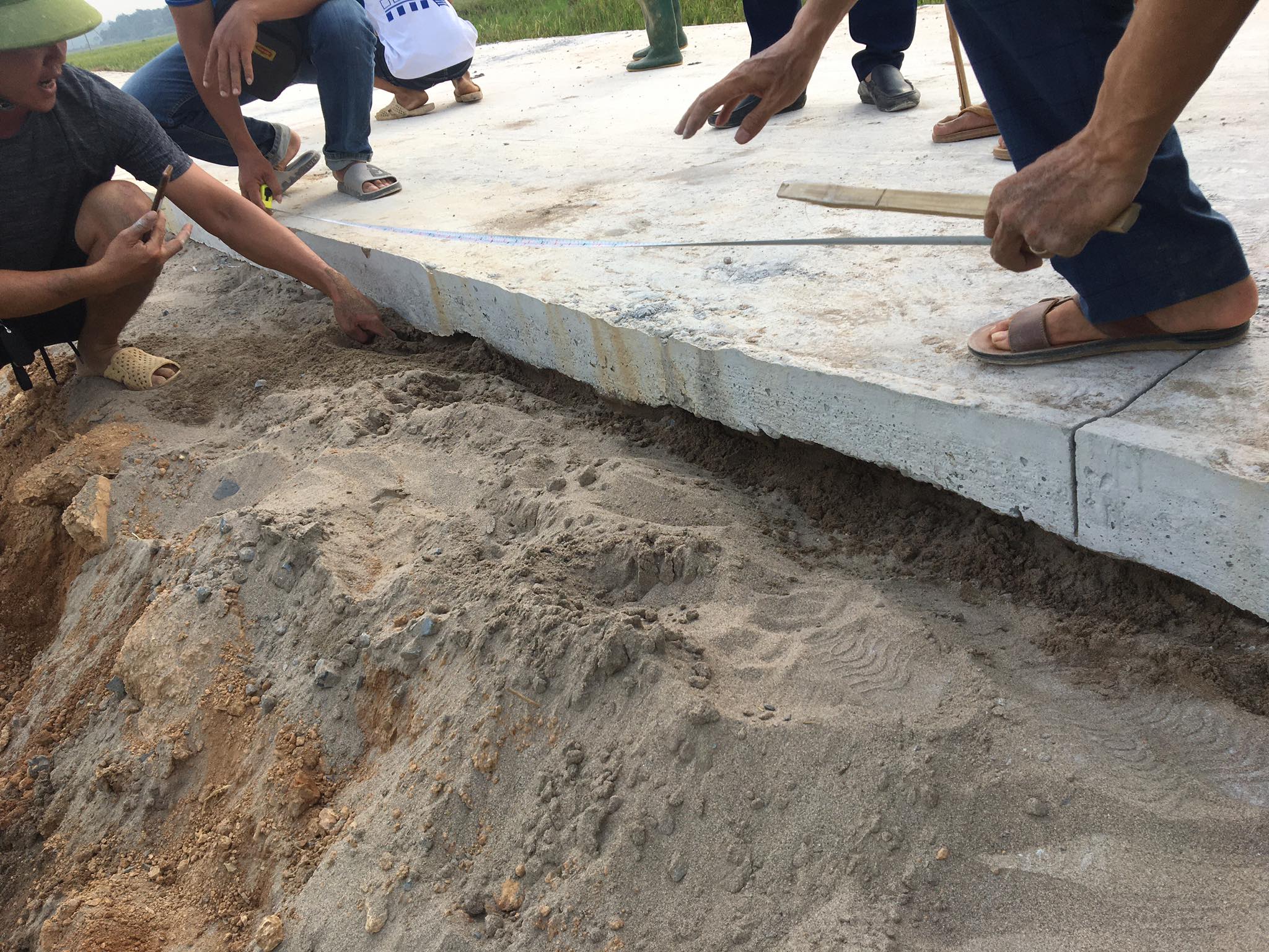 Ba Vì Chủ tịch UBND xã Cẩm Lĩnh vi phạm quy tắc ứng xử của cán bộ, hút thuốc lá trong giờ làm việc