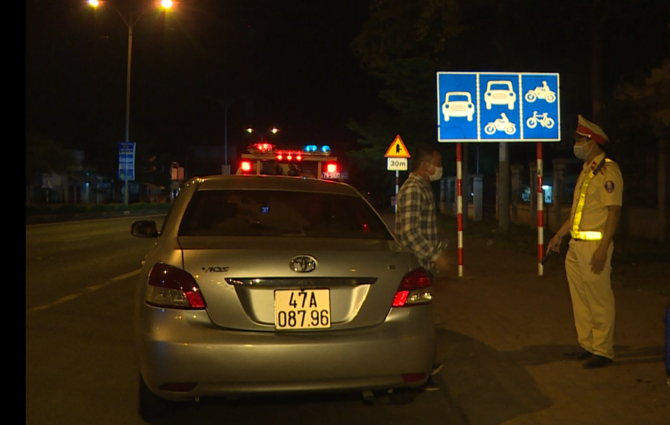 Tài xế ô tô viện cớ Covid-19 không chấp hành đo nồng độ cồn