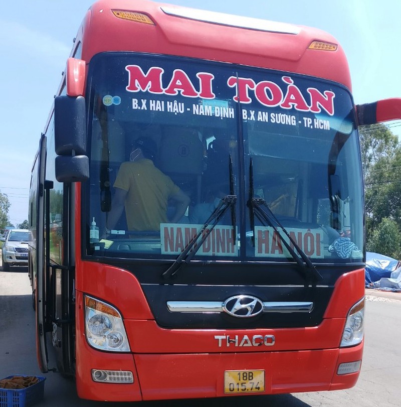 Xe chở 40 người né chốt kiểm tra chống dịch COVID-19 bị sa lầy ở Bình Thuận