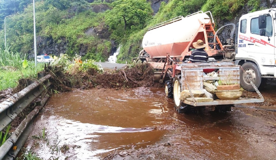 Sạt lở gây ách tắc giao thông nhiều giờ trên đèo Bảo Lộc