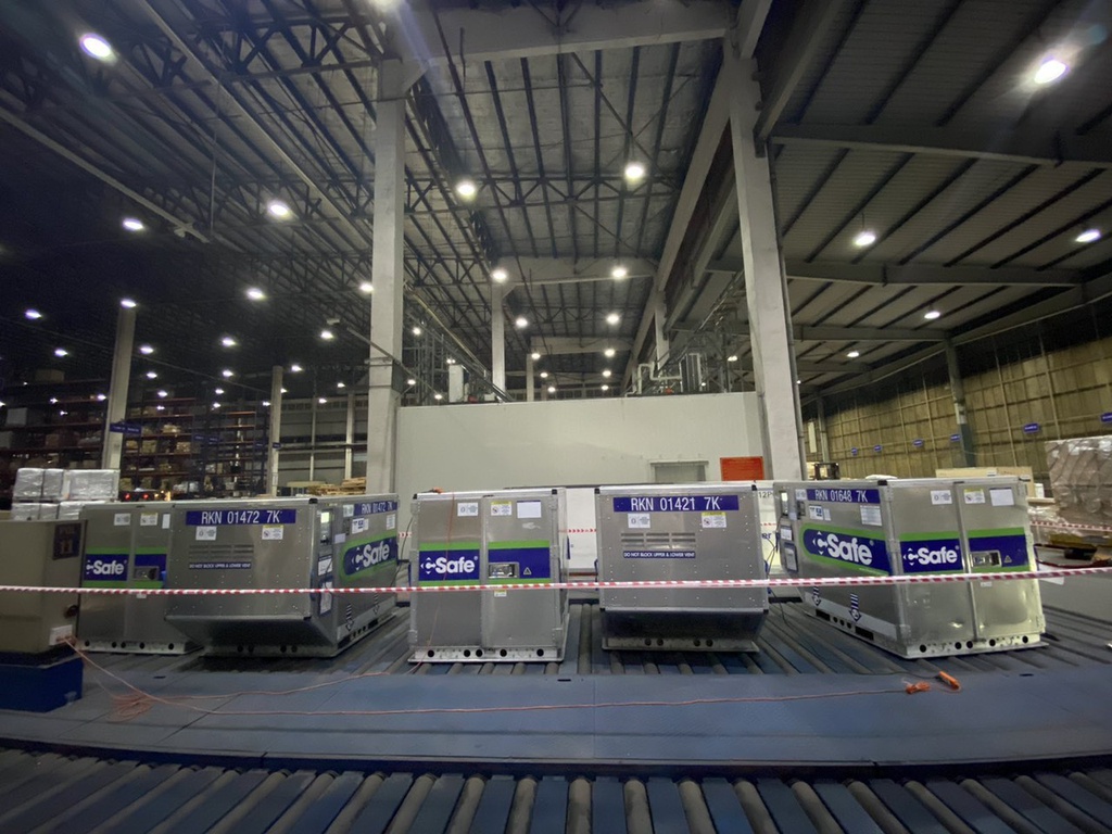 400.000 liều vaccine Nhật Bản viện trợ cho Việt Nam đã về tới TP.HCM