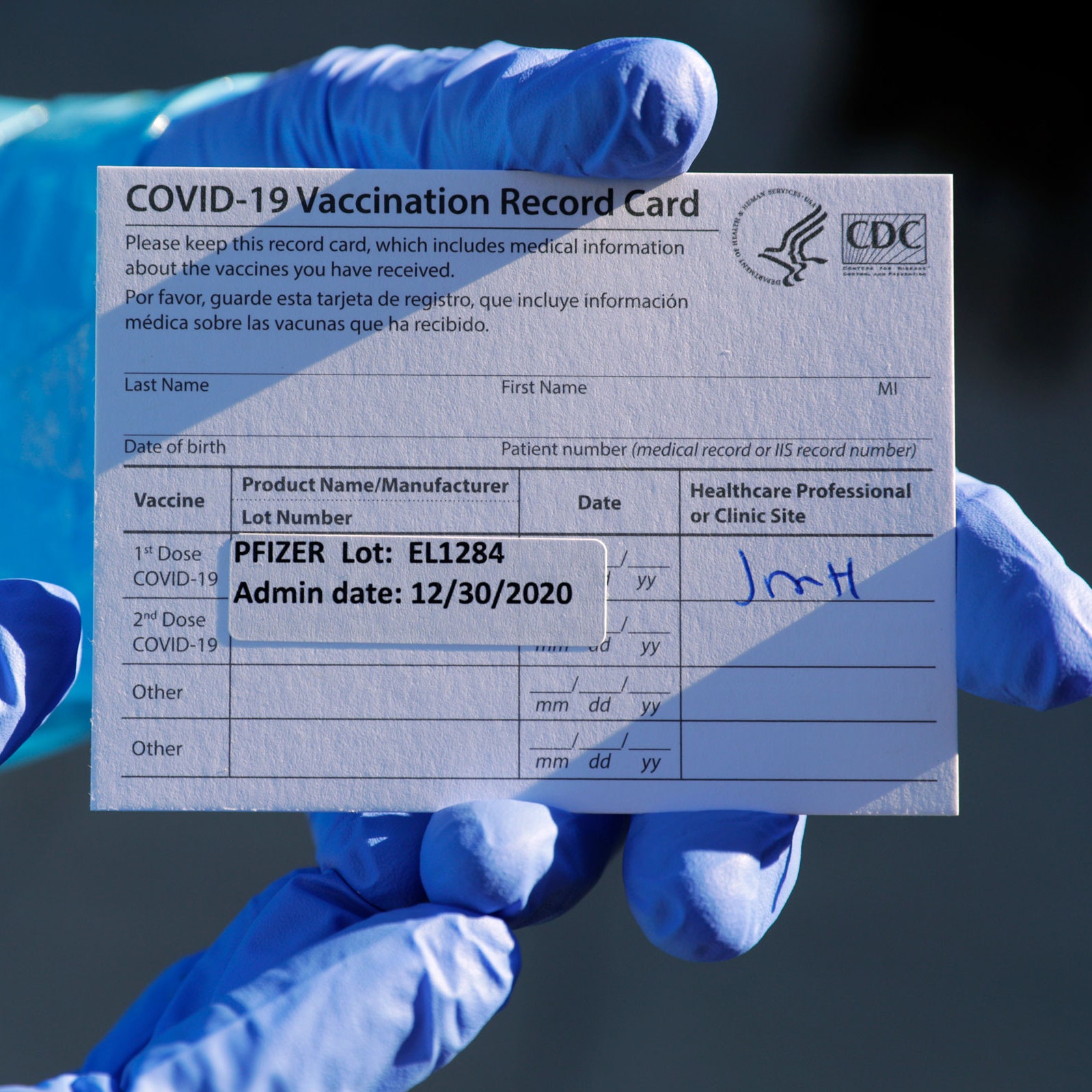 Triệt phá đường dây mua bán hộ chiếu vắc xin