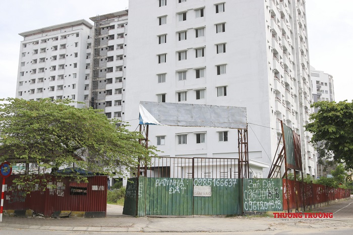 Dự án tái định cư trên đất vàng quận Cầu Giấy phủ kín rong rêu