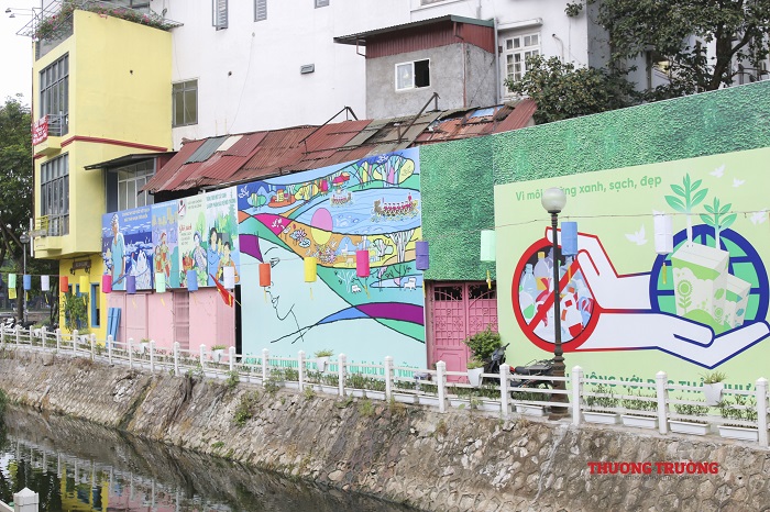 Hà Nội Mương Trúc Bạch thoát xác với hàng trăm chiếc đèn lồng và tranh bích hoạ