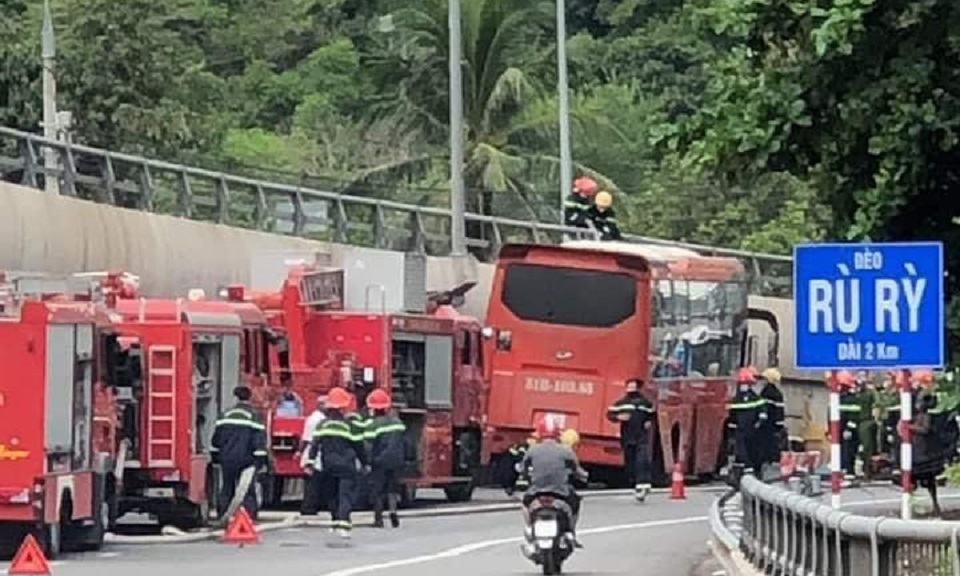 Khánh Hòa Xe khách bất ngờ lao vào thành cầu, 3 người bị thương