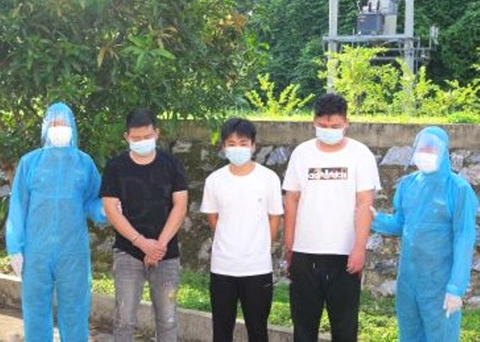 Bắt giữ xe ôtô chở 3 đối trượngTrung Quốc nhập cảnh trái phép vào Việt Nam 