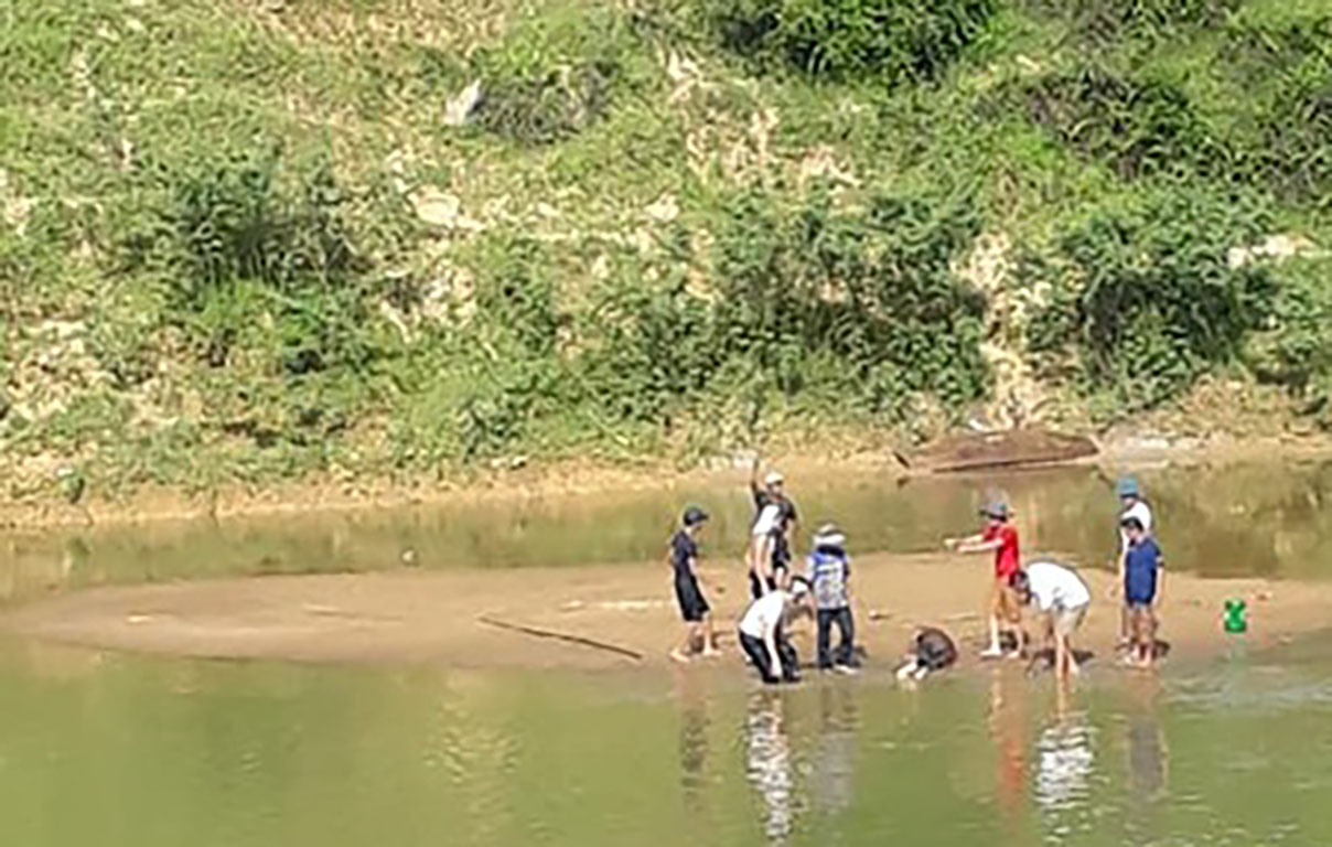 Đắk Nông 3 học sinh trượt chân xuống hồ nước tự đào, chết thương tâm