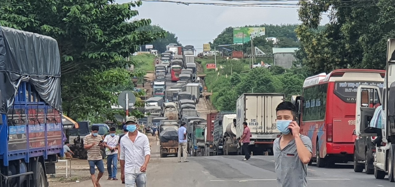 Tắc xe ở Đắk Nông do chưa có giấy xét nghiệm Covid-19