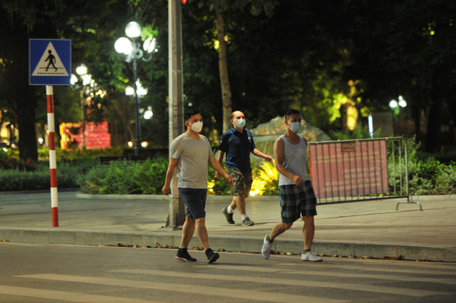 Hà Nội yêu cầu người dân chỉ ra ngoài trong trường hợp cần thiết