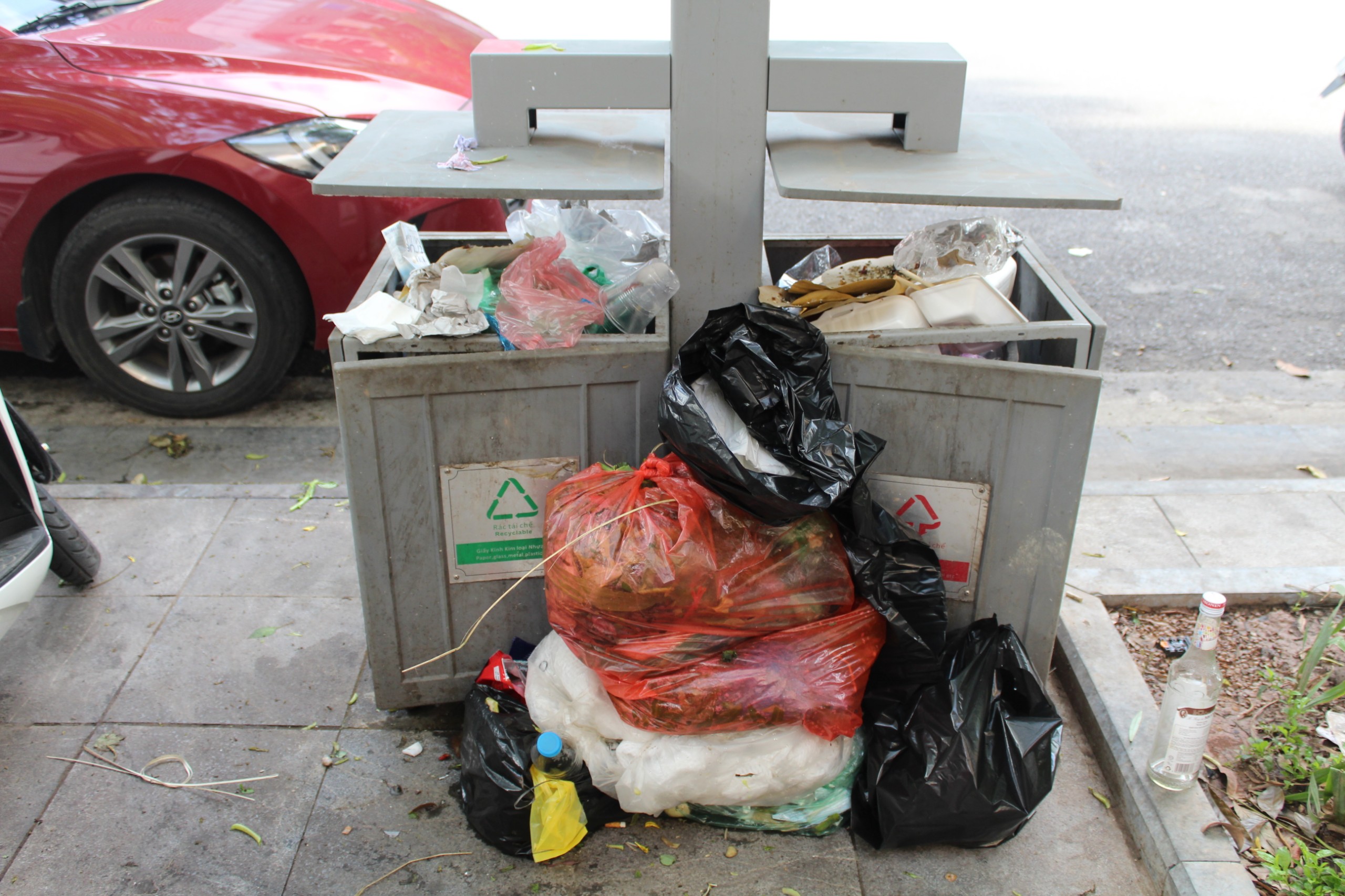 12000 thùng rác công nghệ tại Hà Nội nâng cấp mỹ quan hay sự lãng phí