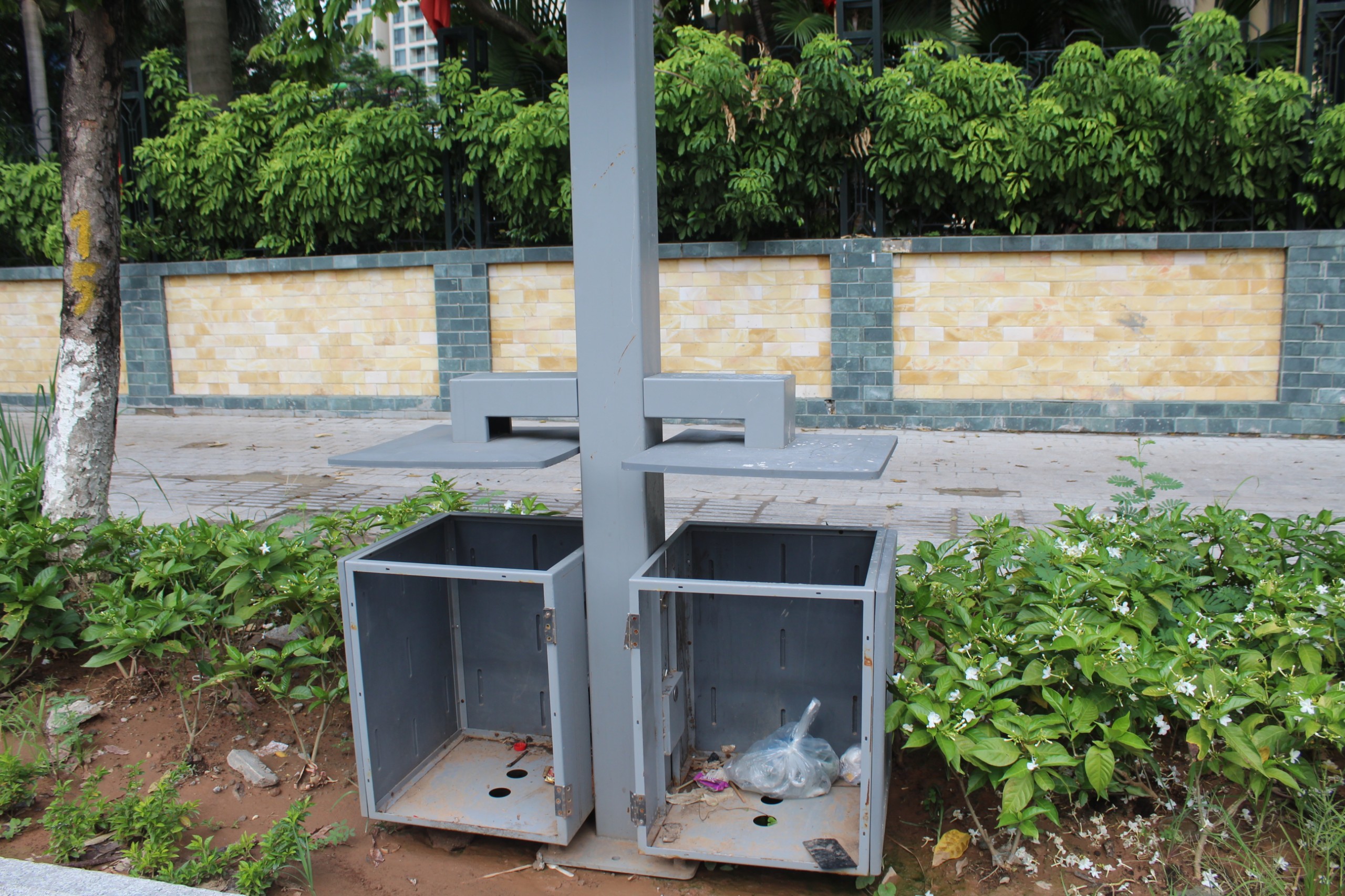 12000 thùng rác công nghệ tại Hà Nội nâng cấp mỹ quan hay sự lãng phí