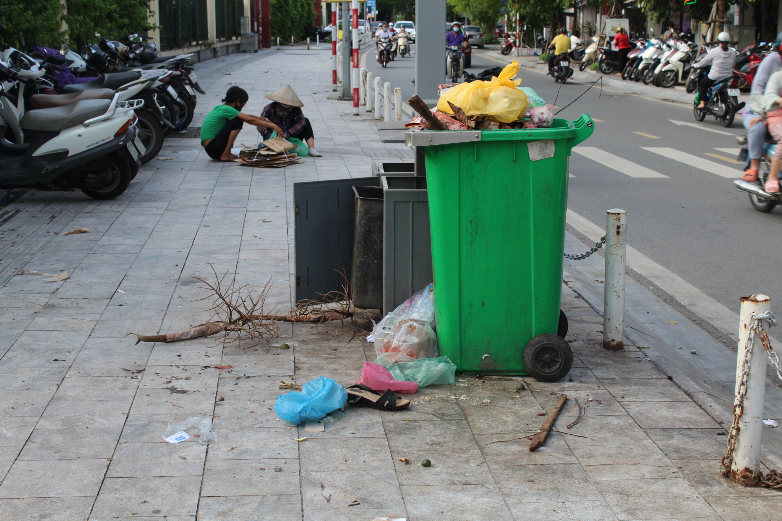 12000 thùng rác công nghệ tại Hà Nội nâng cấp mỹ quan hay sự lãng phí
