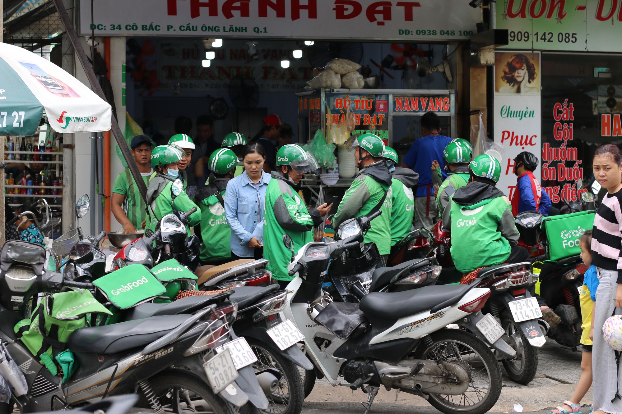 Grab, Baemin, Now,... đồng loạt thông báo ngừng dịch vụ giao đồ ăn tại TP.HCM