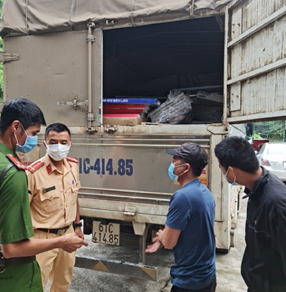 Người đàn ông trốn trong thùng xe tải vượt chốt kiểm dịch