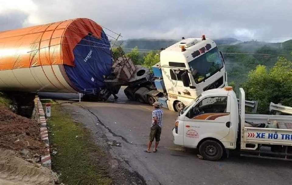 Đắk Lắk Lật xe chở thiết bị điện gió giữa đèo gây ách tắc giao thông