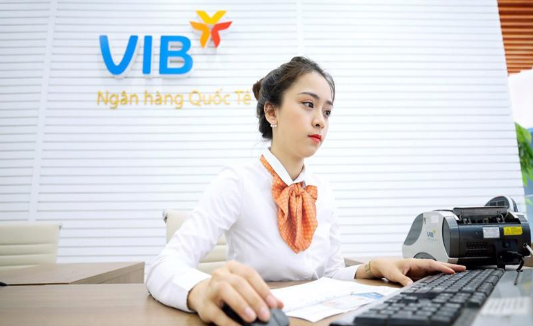 Giá cổ phiếu tăng trở lại, người nhà lãnh đạo liên tục mua vào và bán ra cổ phiếu VIB