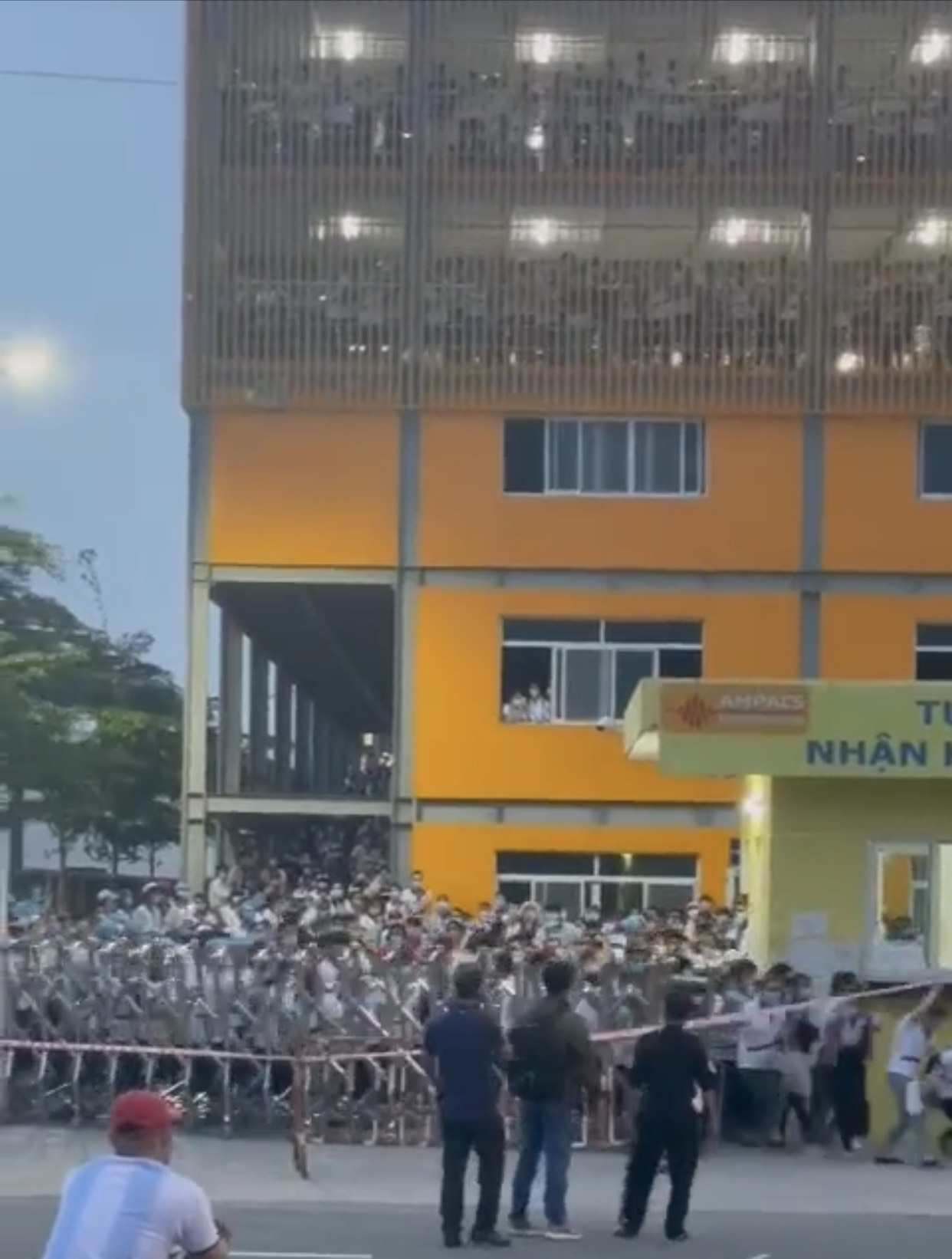 Bình Dương Hàng trăm công nhân phá rào tháo chạy khi đồng nghiệp dương tính SARS-CoV-2