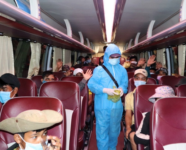 Nhóm người Hrê đi bộ về quê Quảng Ngãi được Khánh Hoà hỗ trợ phương tiện 