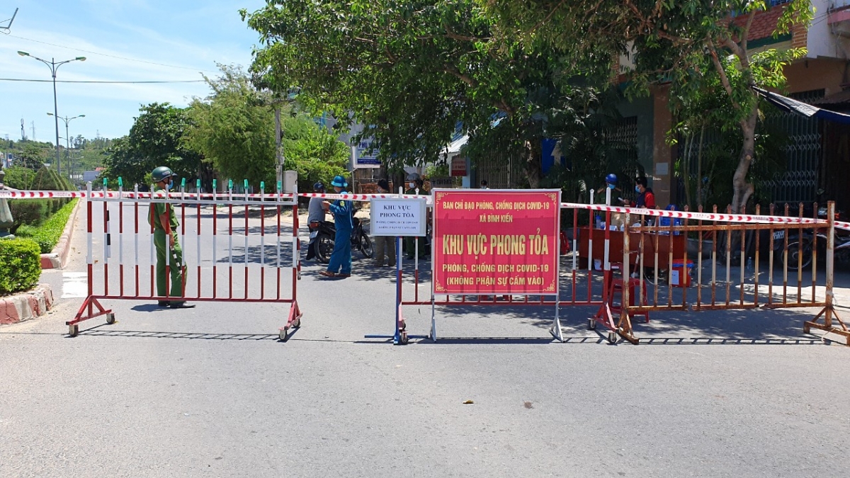 Phú Yên Xử phạt 4 người tụ tập xem bóng đá trong khu phong tỏa