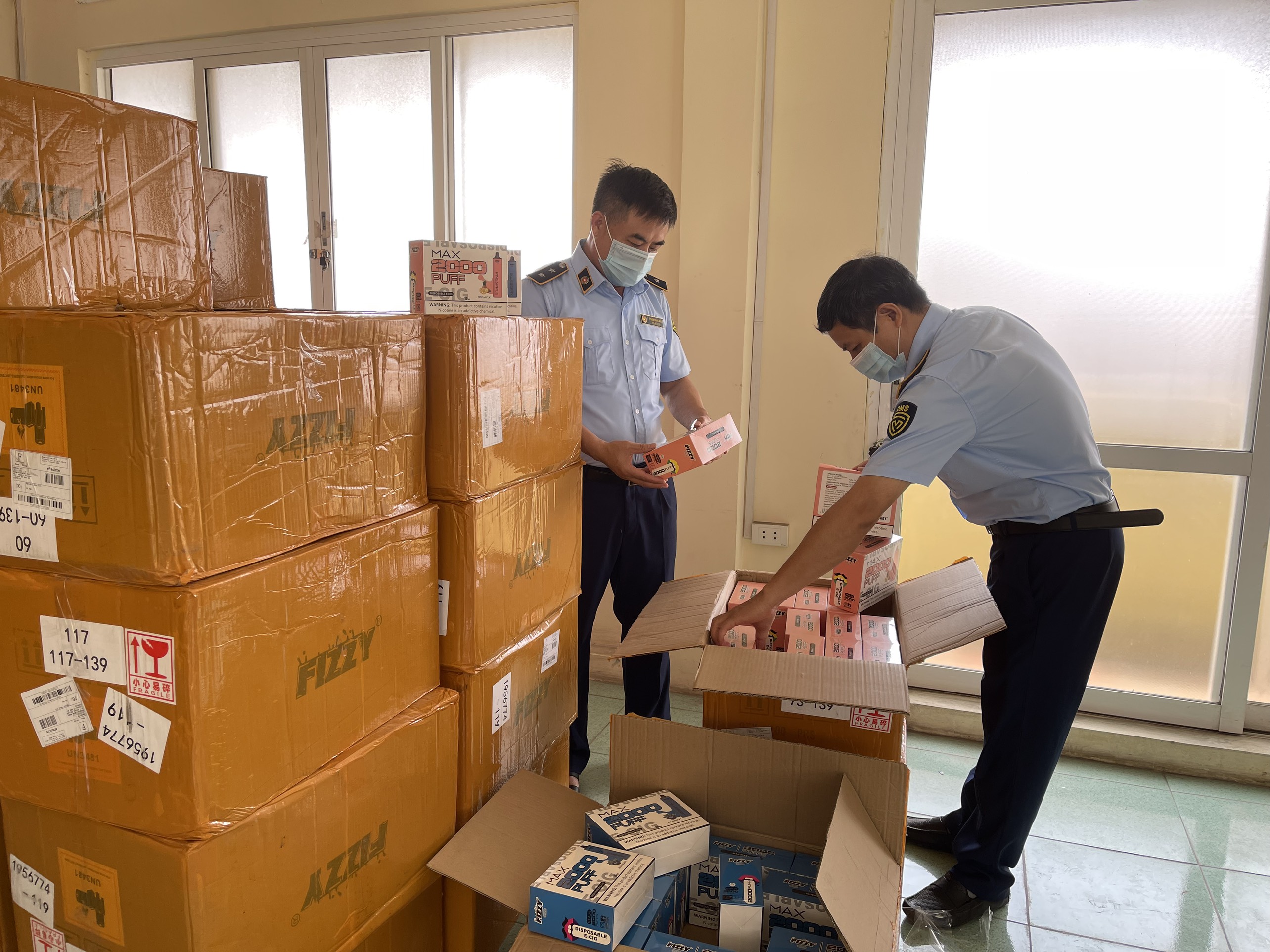 Thu giữ 15.000 sản phẩm thuốc lá điện tử nhập lậu tại Hà Nội