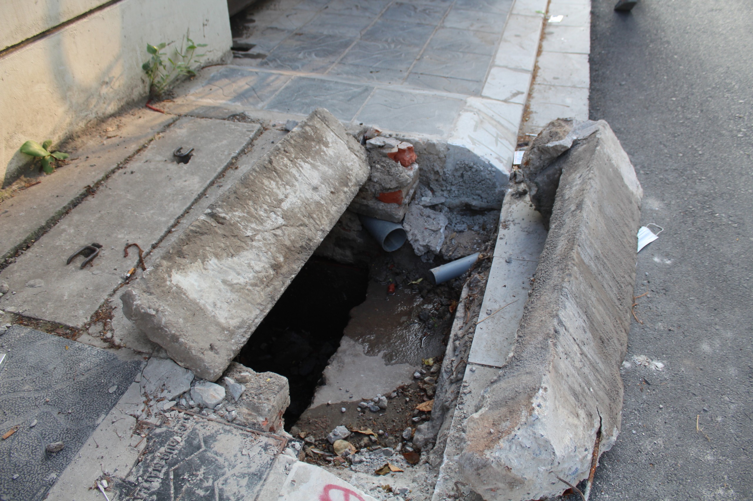 Những cái “ bẫy” nguy hiểm từ những hố ga, miệng cống không nắp 