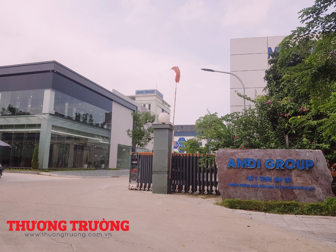 Mặt tiền trụ sở của Viện Quản lý và Phát triển châu Á “biến” thành điểm bán ô tô