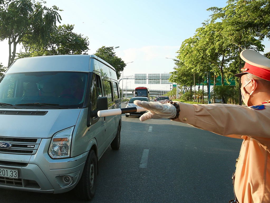 Hà Nội 52 phương tiện không được vào Thủ đô trong ngày đầu lập chốt