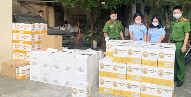 Thu giữ hơn 900 chai rượu có dấu hiệu nhập lậu tại Hà Nội