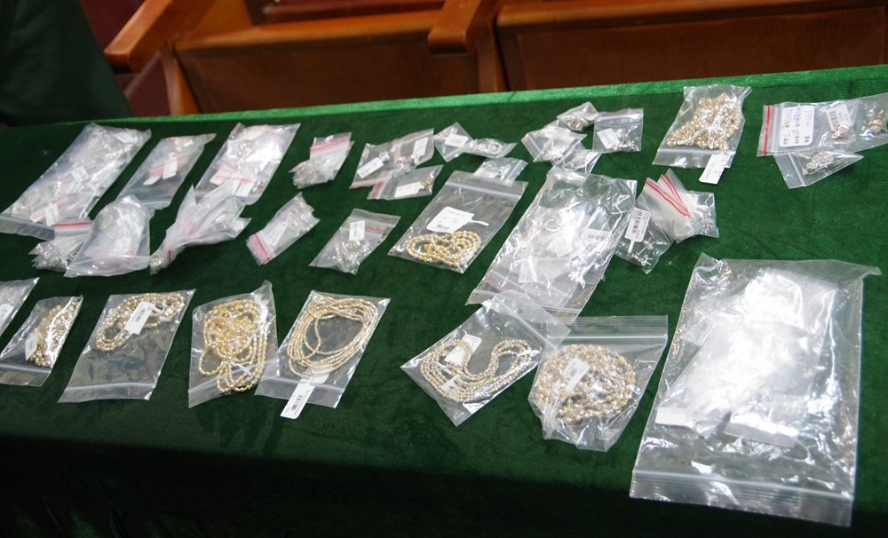 Hải Phòng Bắt quả tang vụ vận chuyển trái phép kim cương và trang sức trị giá 15 tỷ đồng