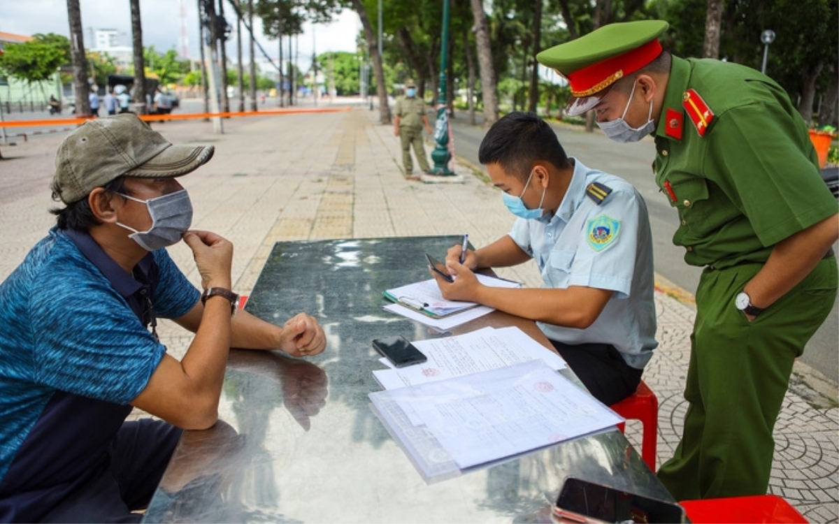 TP HCM xử phạt người vi phạm gần 15 tỷ đồng sau hơn 1 tuần thực hiện Chỉ thị 16