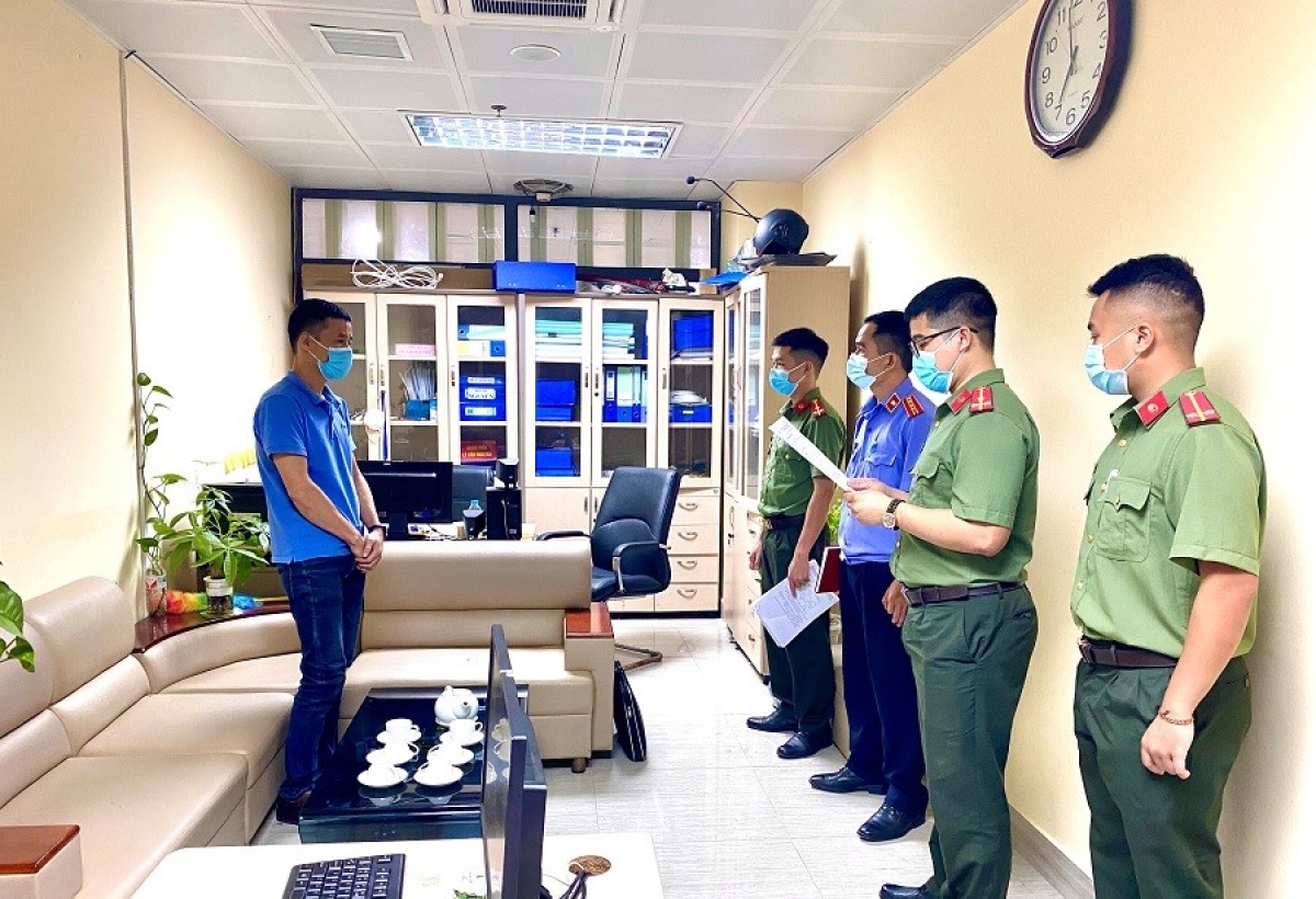 Lạng Sơn Bắt giữ 2 cán bộ Ban Quản lý Khu kinh tế cửa khẩu về tội làm giả giấy tờ để thu lợi bất chính