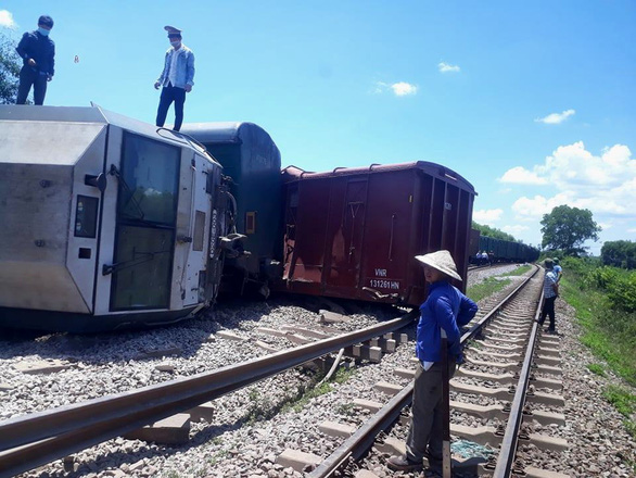 Lật tàu hàng, đường sắt Bắc - Nam đoạn Quảng Trị tê liệt trong nhiều giờ