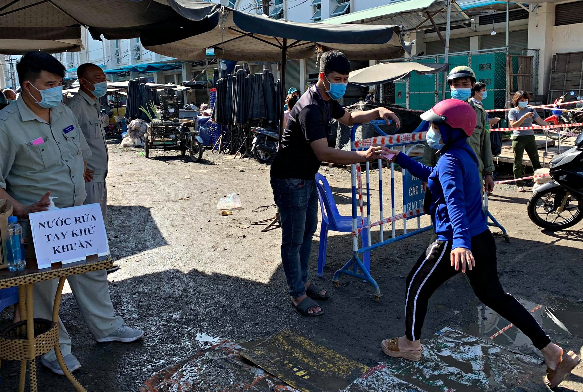 Khánh Hòa có thêm 43 ca dương tính với SARS-CoV-2, Nha Trang tiếp tục phát phiếu cho người dân đi chợ