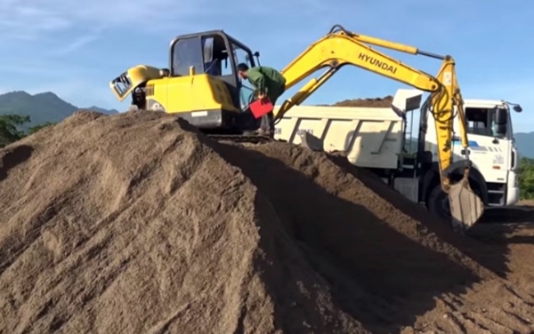 Bắt quả tang vụ khai thác cát trái phép số lượng lớn ở vùng cao Ninh Thuận