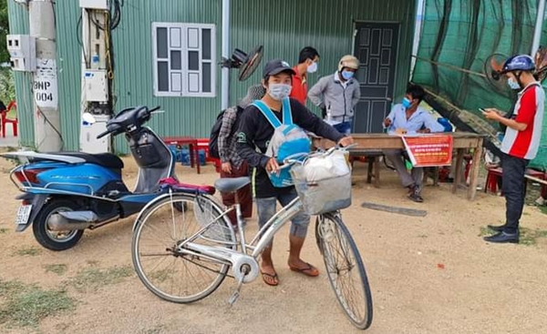 4 mẹ con người từ Đồng Nai đạp xe về quê Nghệ An được hỗ trợ đi tàu