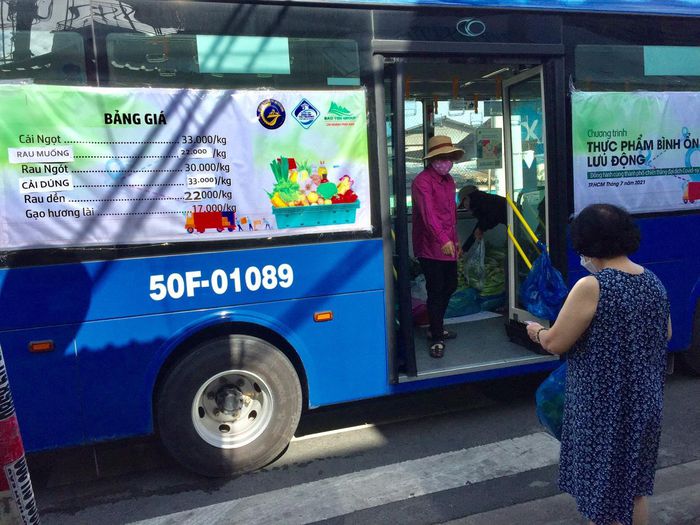 Xe buýt bán rau bình ổn giá phục vụ người dân TP.HCM