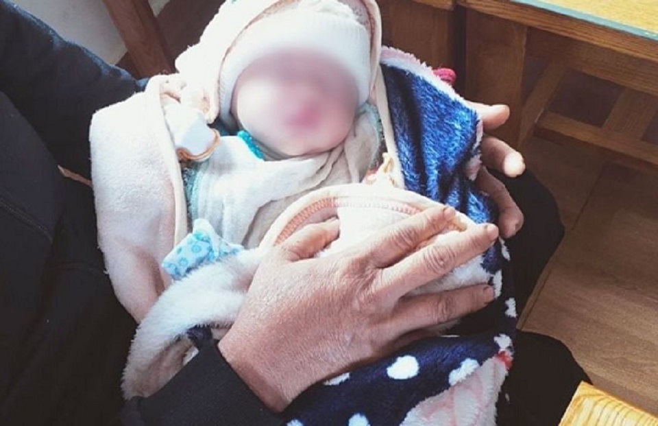 Đắk Nông Bé gái sơ sinh bị bỏ rơi trước cổng trường học