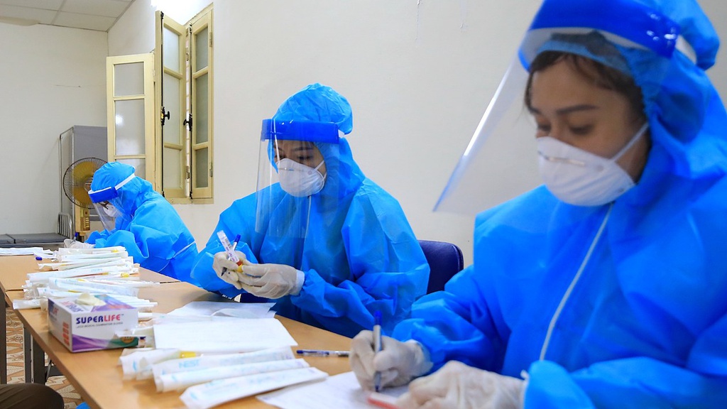 Sáng 227, Hà Nội có thêm 17 trường hợp dương tính với Covid-19