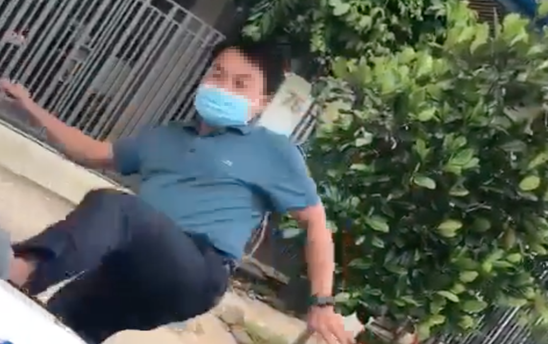 Xử phạt người đàn ông đạp đổ bàn lấy mẫu xét nghiệm COVID-19 ở TP HCM