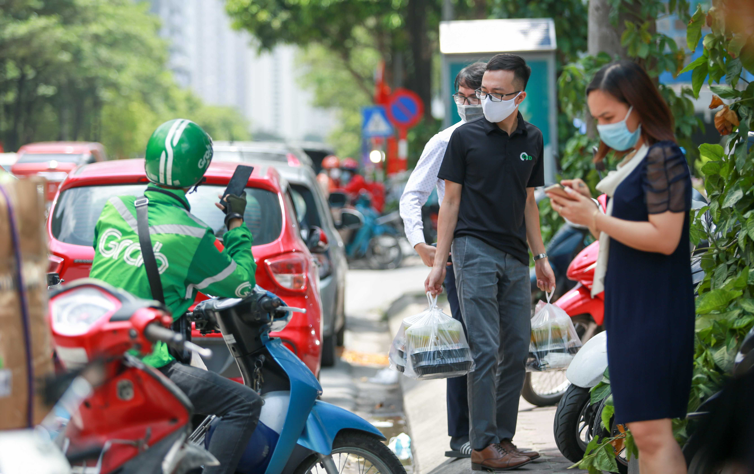 Hà Nội đề xuất cấp thẻ hoạt động cho shipper giao hàng