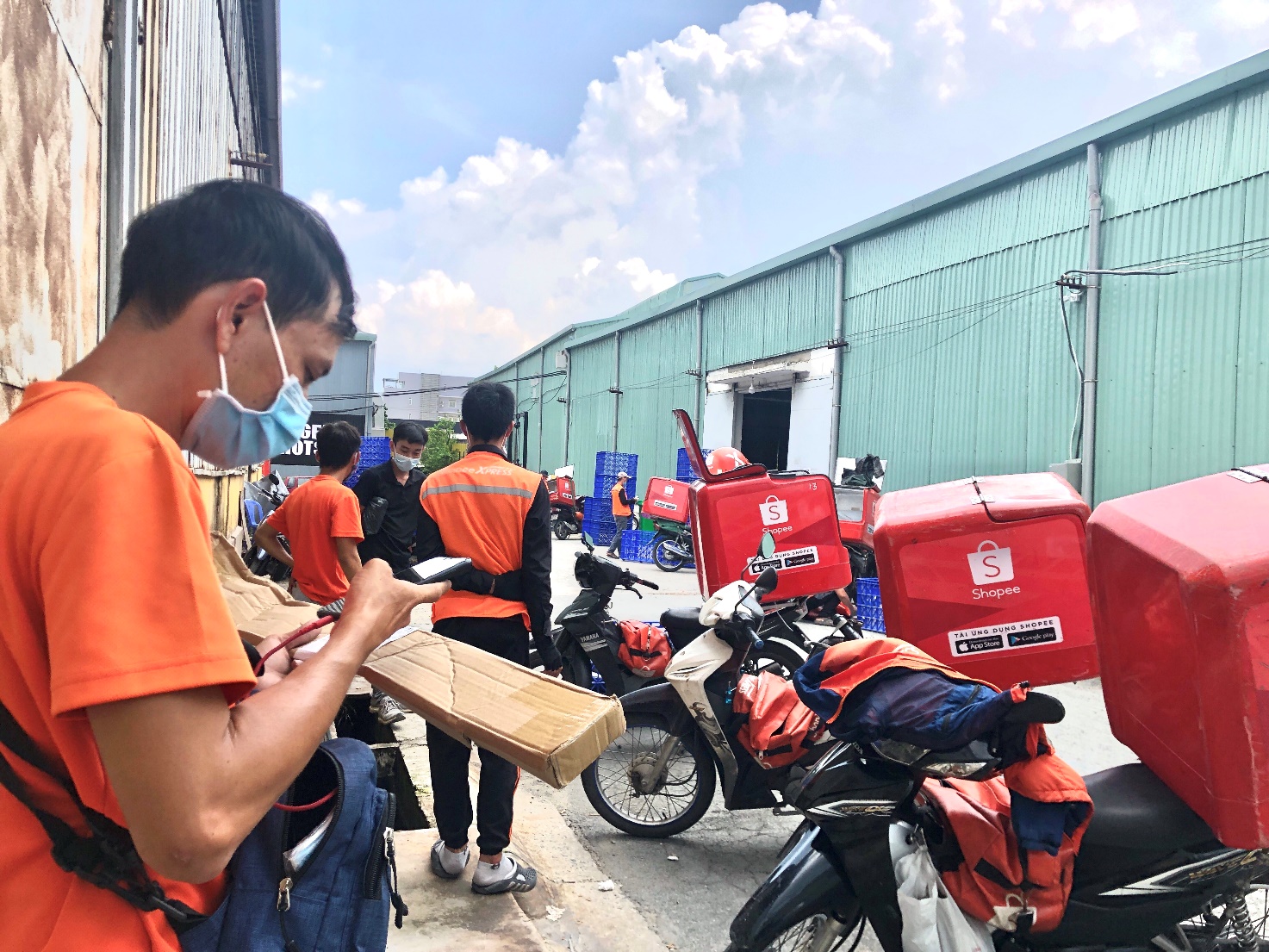 Shipper phải đeo thẻ khi hoạt động ở TP HCM