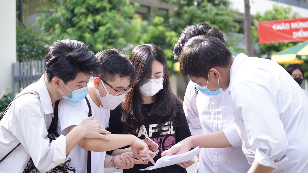 Điểm thi tốt nghiệp THPT 2021 Bình Dương dẫn đầu, Hà Nội và TP HCM xếp hạng bao nhiêu