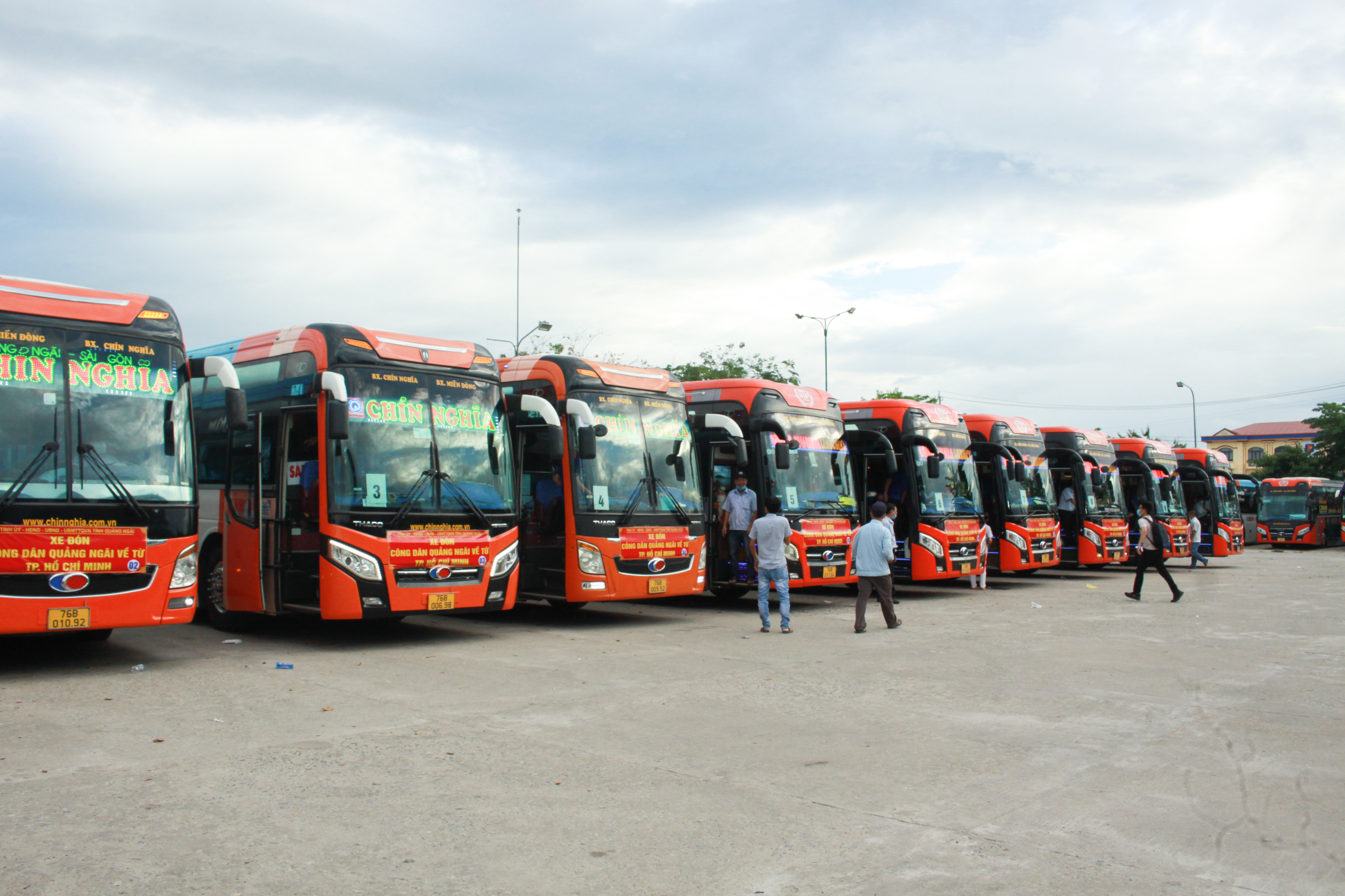 Chuyến xe đầu tiên đón 200 công dân Quảng Ngãi từ TP HCM trở về