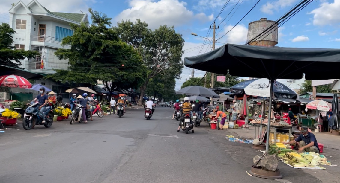 TP.Buôn Ma Thuột Phát thẻ đi chợ cho người dân trong thời gian thực hiện Chỉ thị 16