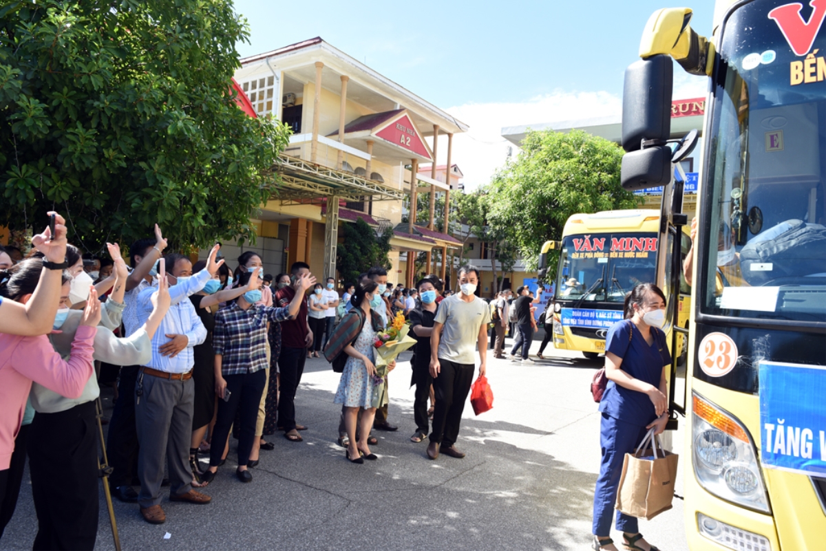 Nghệ An Đoàn y tế gồm 60 y bác sĩ xuất quân vào Bình Dương chống dịch Covid-19