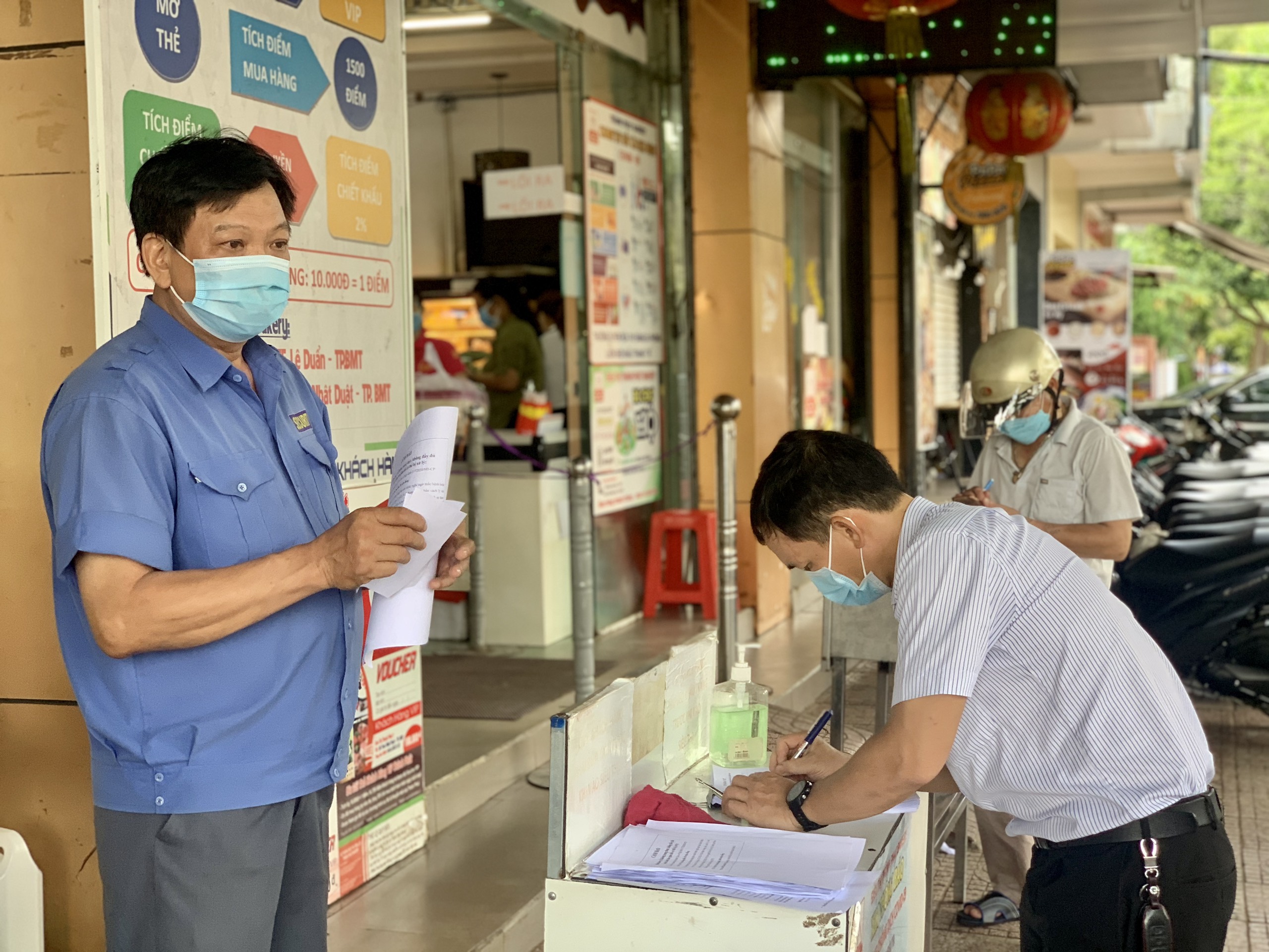 Ngày đầu tiên người dân Đắk Lắk cầm phiếu đi chợ