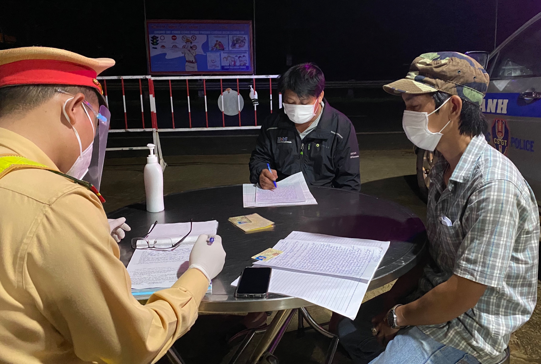 Đắk Nông Ngồi sau thùng xe tải để trốn các chốt kiểm soát dịch, hai người bị xử phạt 