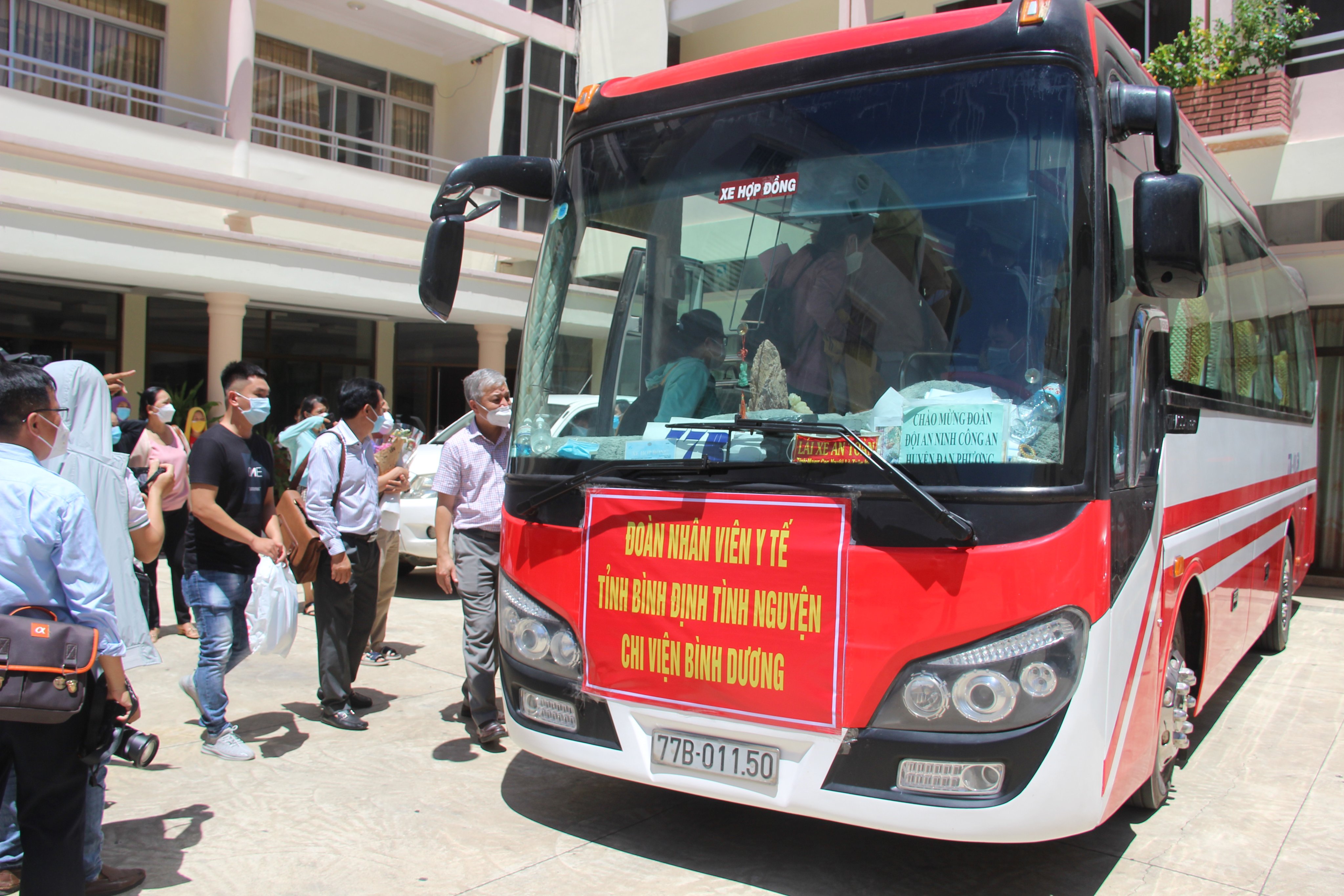 Bình Định cử 32 y, bác sĩ vào miền Nam hỗ trợ chống dịch Covid-19