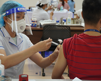 Bộ Y tế yêu cầu tăng tốc độ và diện bao phủ tiêm vắc xin Covid-19